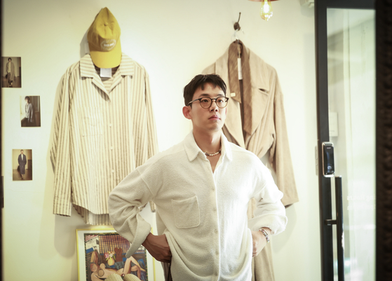 Okiio Lounge CEO Yun Jun-hyuk poses during an interview with the JoongAng Ilbo at Okiio Lounge’s showroom in southern Seoul on April 24. [JOONGANG ILBO] 