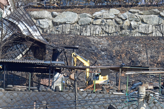 A worker clears a wildfire-damaged house using heavy equipment in Yeongdeok County, North Gyeongsang, on May 3. [YONHAP]
