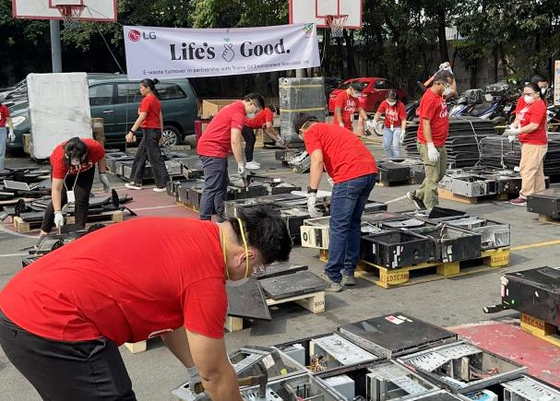 LG Electronics held an “E-Waste Collection Campaign” at the LG Science Park in Magok in Gangseo District, western Seoul, in celebration of Earth Day on April 22. Pictured are employees of LG Electronics Philippines sorting collected e-waste. [LG ELECTRONICS] 