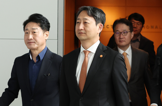 Minister of Trade, Industry and Energy Ahn Duk-geun, second from left, departs from Terminal 1 of Incheon International Airport on May 6, 2025, to finalize a deal for a new nuclear power plant project in Dukovany. [NEWS1] 