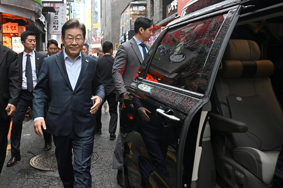 Democratic Party leader Lee Jae-myung walks toward his car after his meeting with workers at Jongno District, central Seoul, on May 1. [JOONGANG ILBO]