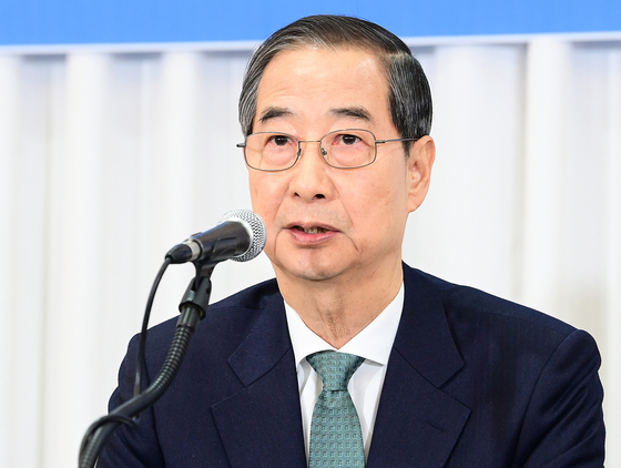 Former Prime Minister Han Duck-soo delivers a keynote speech at the Kwanhun Forum held at the Koreana Hotel in central Seoul on May 6. [NEWS1] 