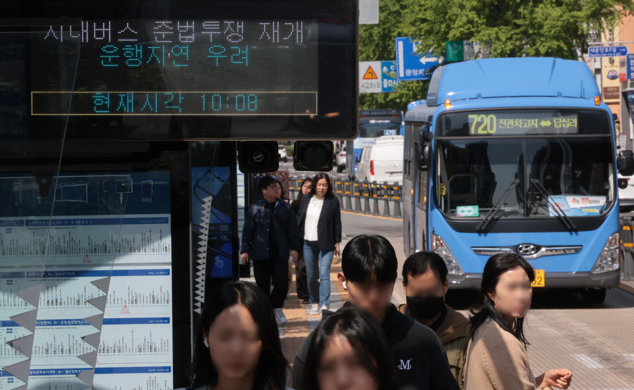 A delay notice for a bus due to the "work-to-rule" strikes is seen at a bus station in Seoul on May 7. [YONHAP] 
