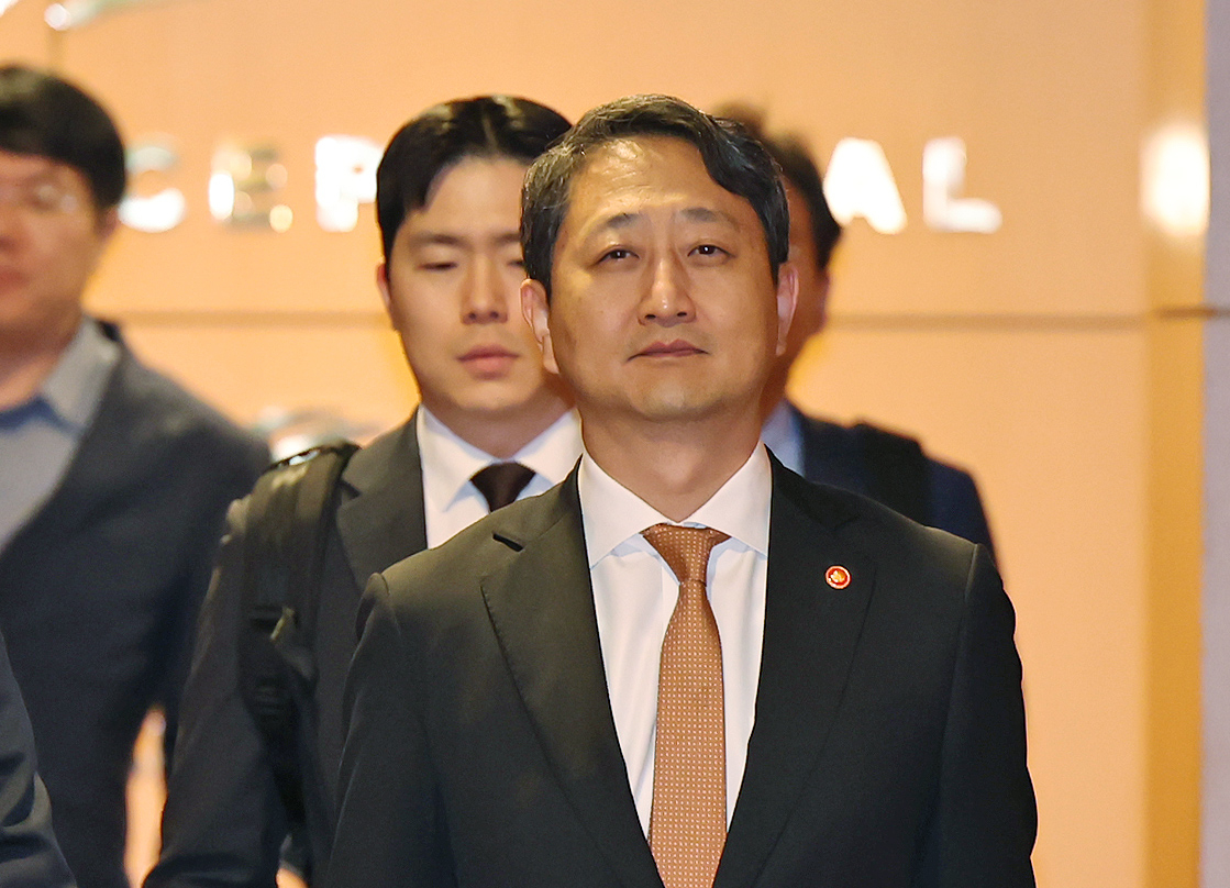 Minister of Trade, Industry and Energy Ahn Duk-geun departs from Terminal 1 of Incheon International Airport on May 6 to finalize a deal for a new nuclear power plant project in Dukovany, the Czech Republic. [NEWS1] 