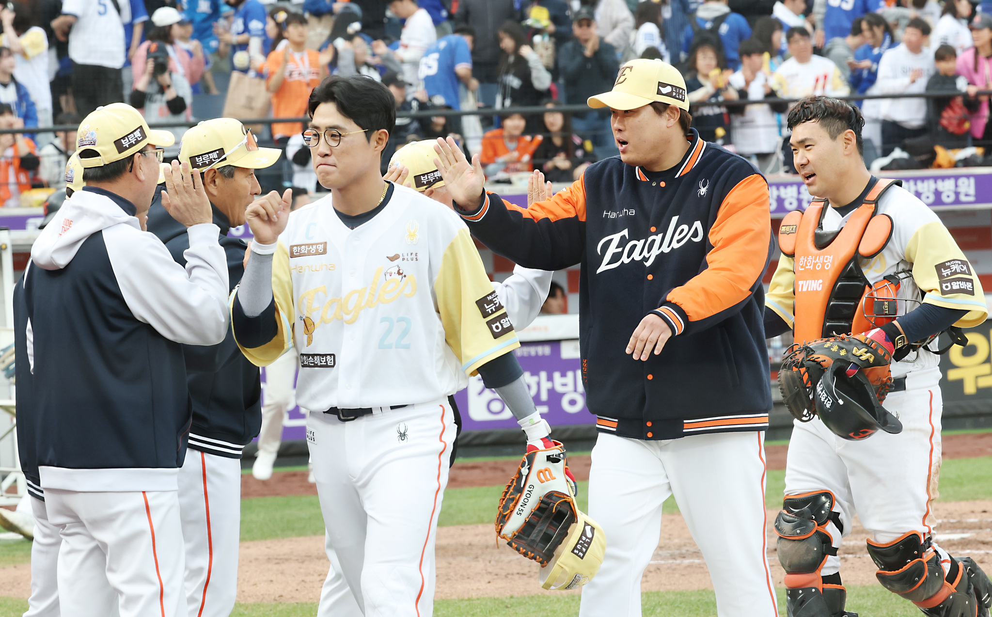 The Hanwha Eagles celebrate after a KBO game against the Samsung Lions at Daejeon Hanwha Life Ballpark in Daejeon on May 6. [NEWS1]
