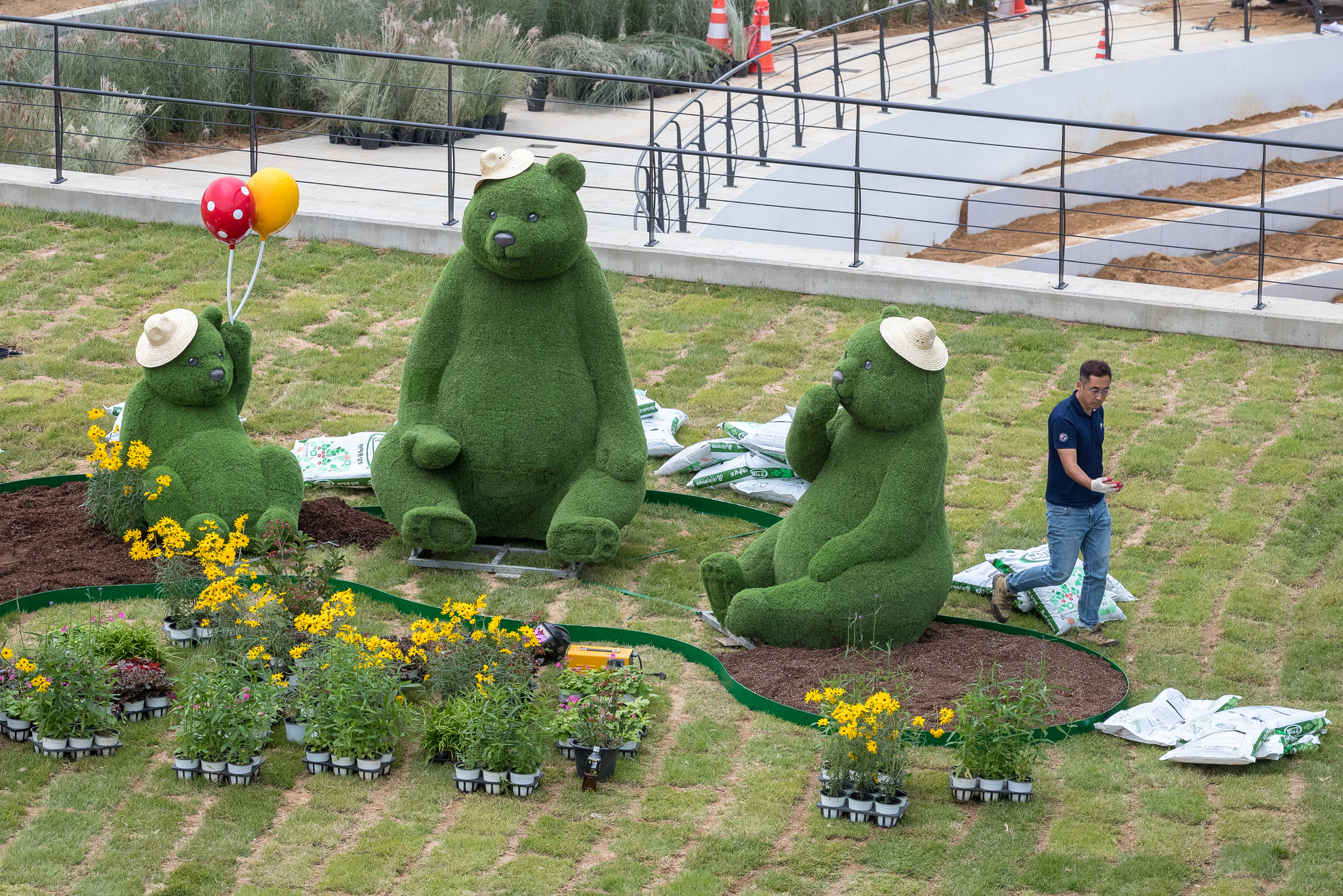 A bear sculpture is seen within Seoul Botanic Park in Gangseo District, western Seoul on Oct. 9, 2018. [NEWS1]