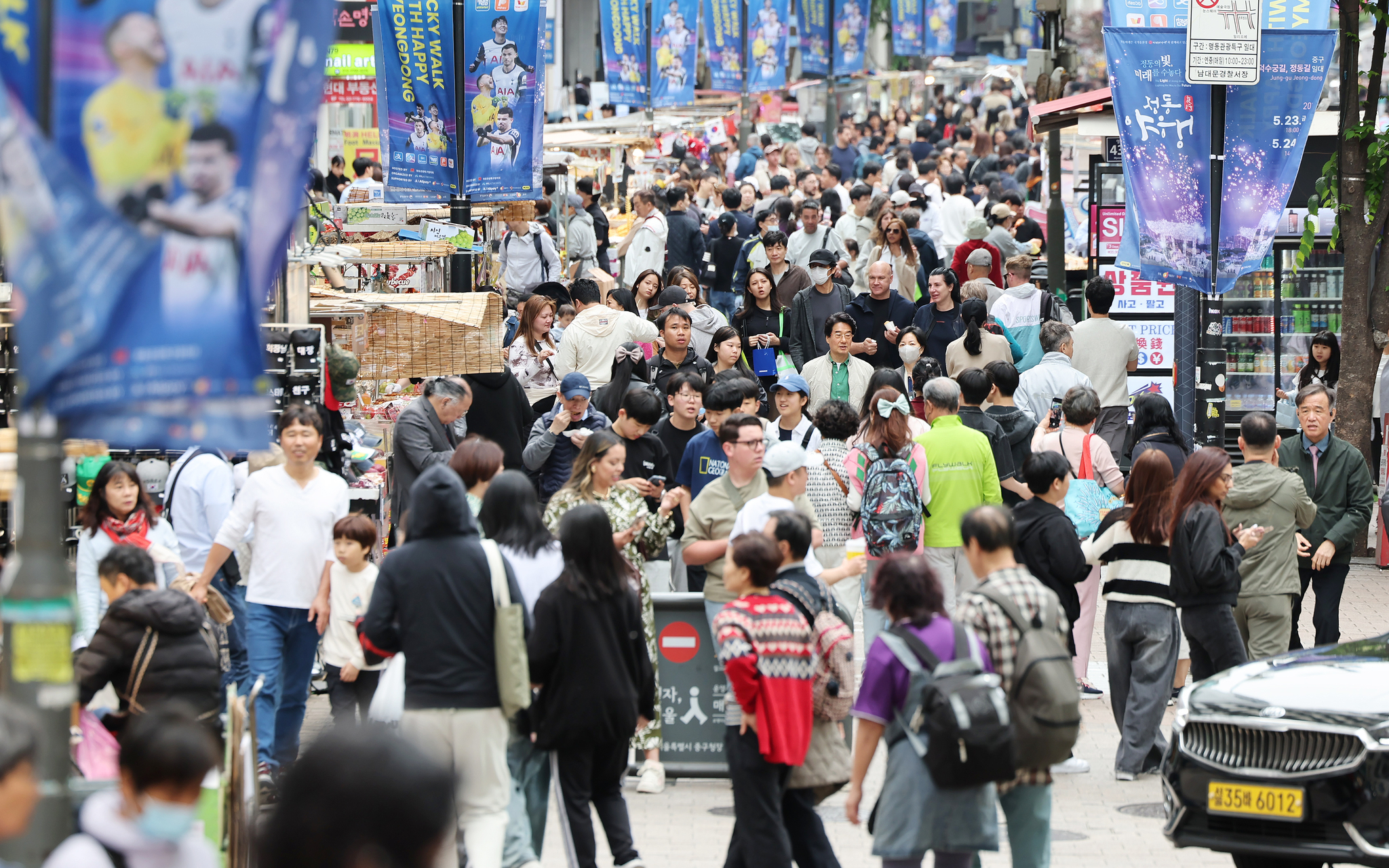 People swarm the streets of Myeong-dong in Jung District, central Seoul, on May 6. [NEWS1]