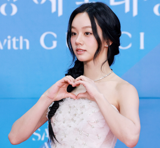 Hyeri arrives on the red carpet