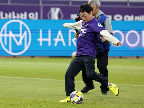 Comedian Lee Kyung-kyu takes the ceremonial first kick at the K League 1 match between FC Anyang and FC Seoul at Anyang Sports Complex in Anyang, Gyeonggi, on May 6. [NEWS1] 