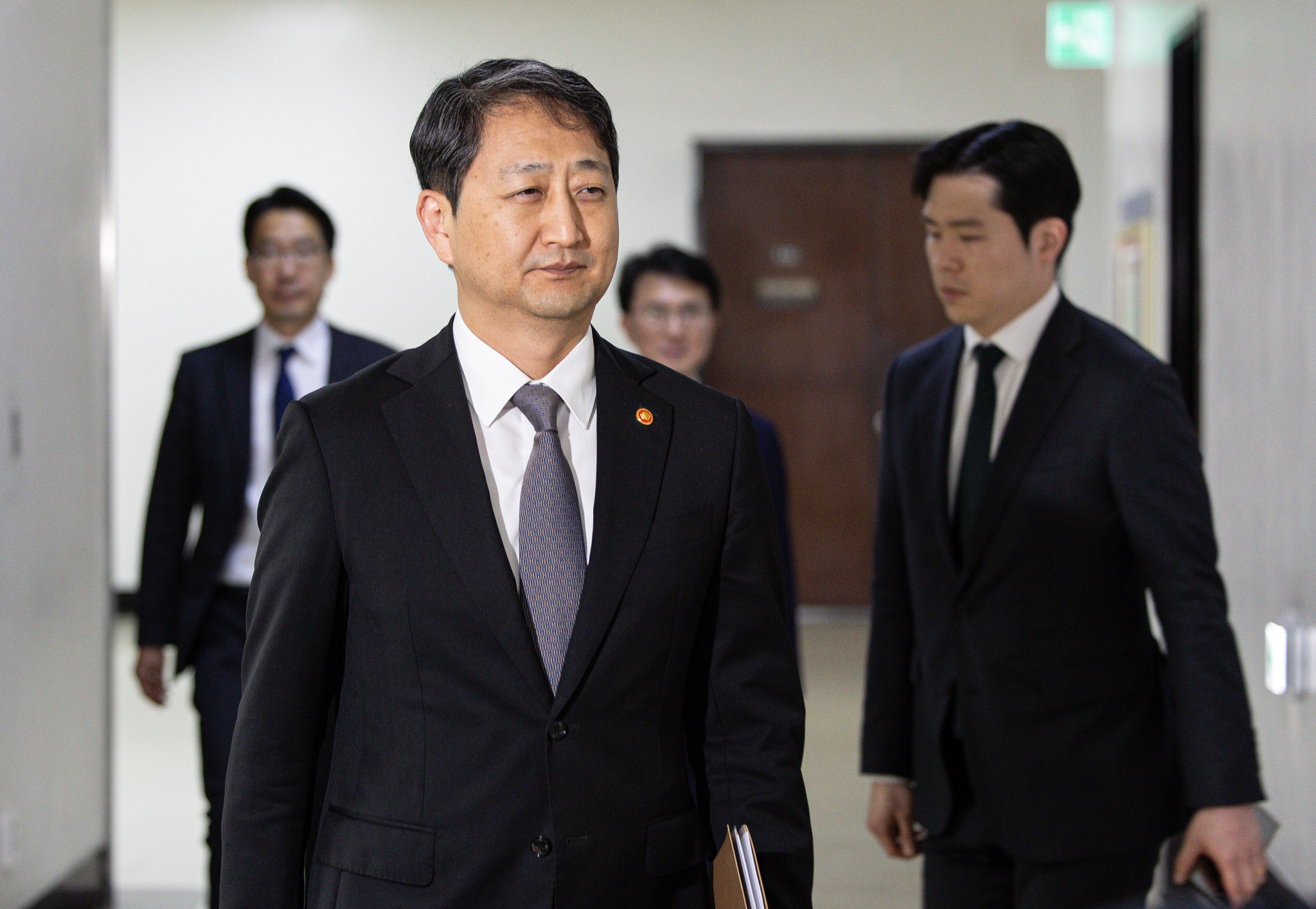 Minister of Trade, Industry and Energy Ahn Duk-geun walks toward the office of the chairperson of the Trade, Industry, Energy, SMEs and Startups Committee at the National Assembly in western Seoul on April 21. [NEWS1]