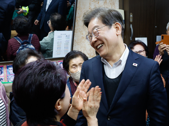 Democratic Party presidential candidate Lee Jae-myung meets with North Chungcheong residents at a beauty salon in Eumseong-gun, North Chungcheong, on May 5. [NEWS1] 