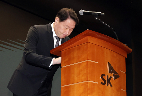 SK Group Chairman Chey Tae-won bows in apology during a press briefing held at SK Telecom's headquarters in Jung District, central Seoul, on May 7. [JOINT PRESS CORPS]