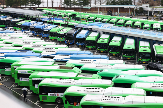 Buses are lined up at a parking lot in Seoul on March 28, 2024, after a general strike began the same day. [JOONGANG ILBO]