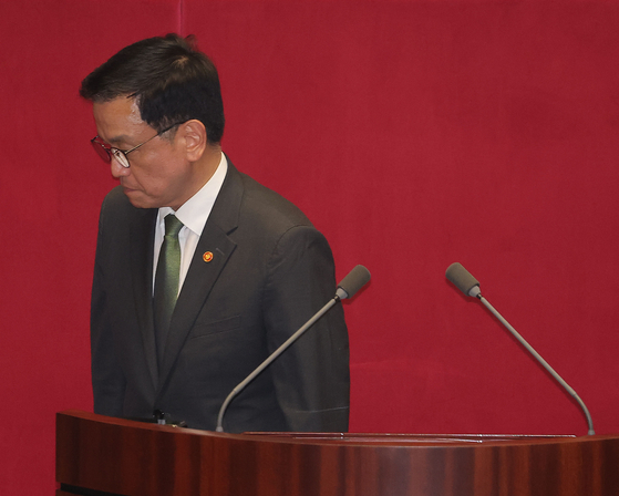 Former Minister of Economy and Finance Choi Sang-mok leaves a plenary session at the National Assembly in Yeouido, western Seoul on May 1. [YONHAP] 