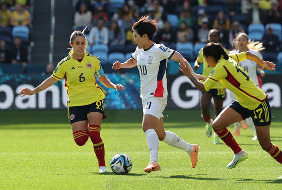 Korean midfielder Ji So-yun, center, dribbles during a a 2023 FIFA Women's World Cup match against Colombia at Sydney Football Stadium in Sydney, Australia, on July 25, 2023. [YONHAP]    