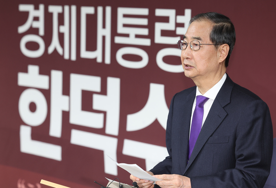 Independent presidential candidate Han Duck-soo speaks during a press conference at his campaign headquarters in Yeongdeungpo District, western Seoul, on May 7. [YONHAP] 