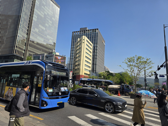 A bus passes by Gwanghwamun Square in Jongno District, central Seoul on May 7, the second day of "work-to-rule" strikes by the bus union in the city. [JOONGANG ILBO]