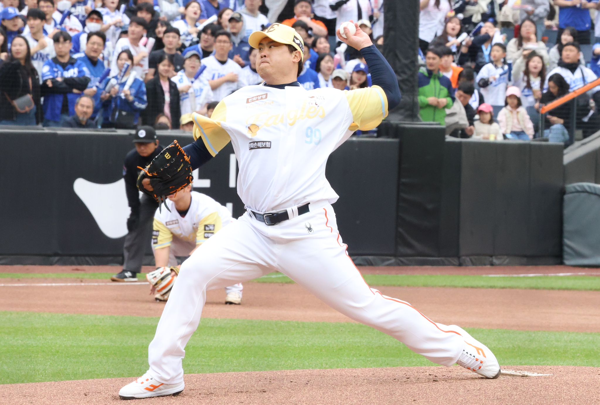 Hanwha Eagles pitcher Ryu Hyun-jin pitches during a KBO game against the Samsung Lions at Daejeon Hanwha Life Ballpark in Daejeon on May 6. [YONHAP] 