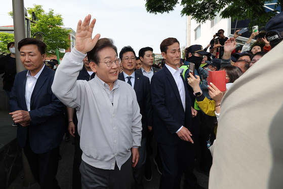 Democratic Party presidential candidate Lee Jae-myung waves to supporters outside a venue in Jeonju, North Jeolla after a campaign event on May 7. [YONHAP]