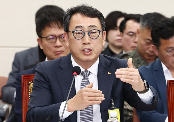 Ryu Young-sang, chief executive officer of SK Telecom, answers questions from lawmakers at a meeting at the National Assembly in Yeouido, western Seoul, on April 30. [NEWS1]