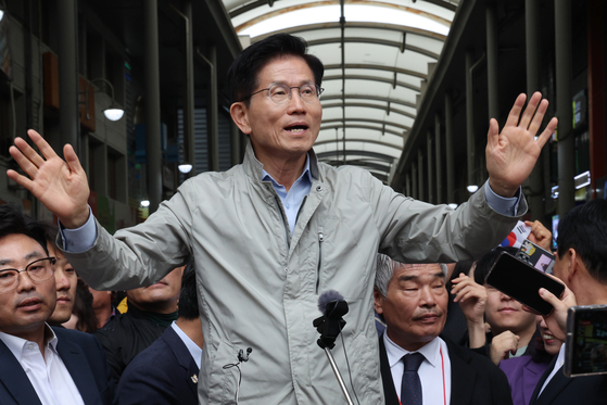 People Power Party presidential candidate Kim Moon-soo greets citizens during a visit to Jukdo Market in Pohang, North Gyeongsang, on May 6. [YONHAP]