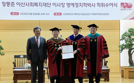 From left: Korea University Alumni Association President Seung Myung-ho, Korea University President Kim Dong-one, Asan Foundation Chairman Chung Mong-joon and the dean of the Graduate School at Korea University, Song Jin-won, pose during a degree awarding ceremony at Korea University in central Seoul on May 5. [HYUNDAI] 