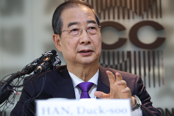 Independent presidential candidate Han Duck-soo speaks during a foreign correspondent press conference at the Korea Press Center in Jung District, central Seoul, on May 7. [NEWS1]
