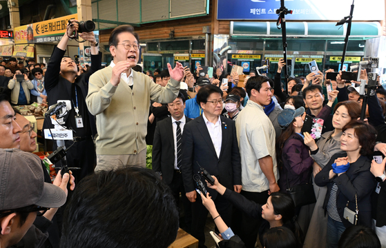 Lee Jae-myung, presidential candidate for the liberal Democratic Party (DP), gives a speech on Tuesday in Jeungpyeong, North Chungcheong. [NEWS1] 