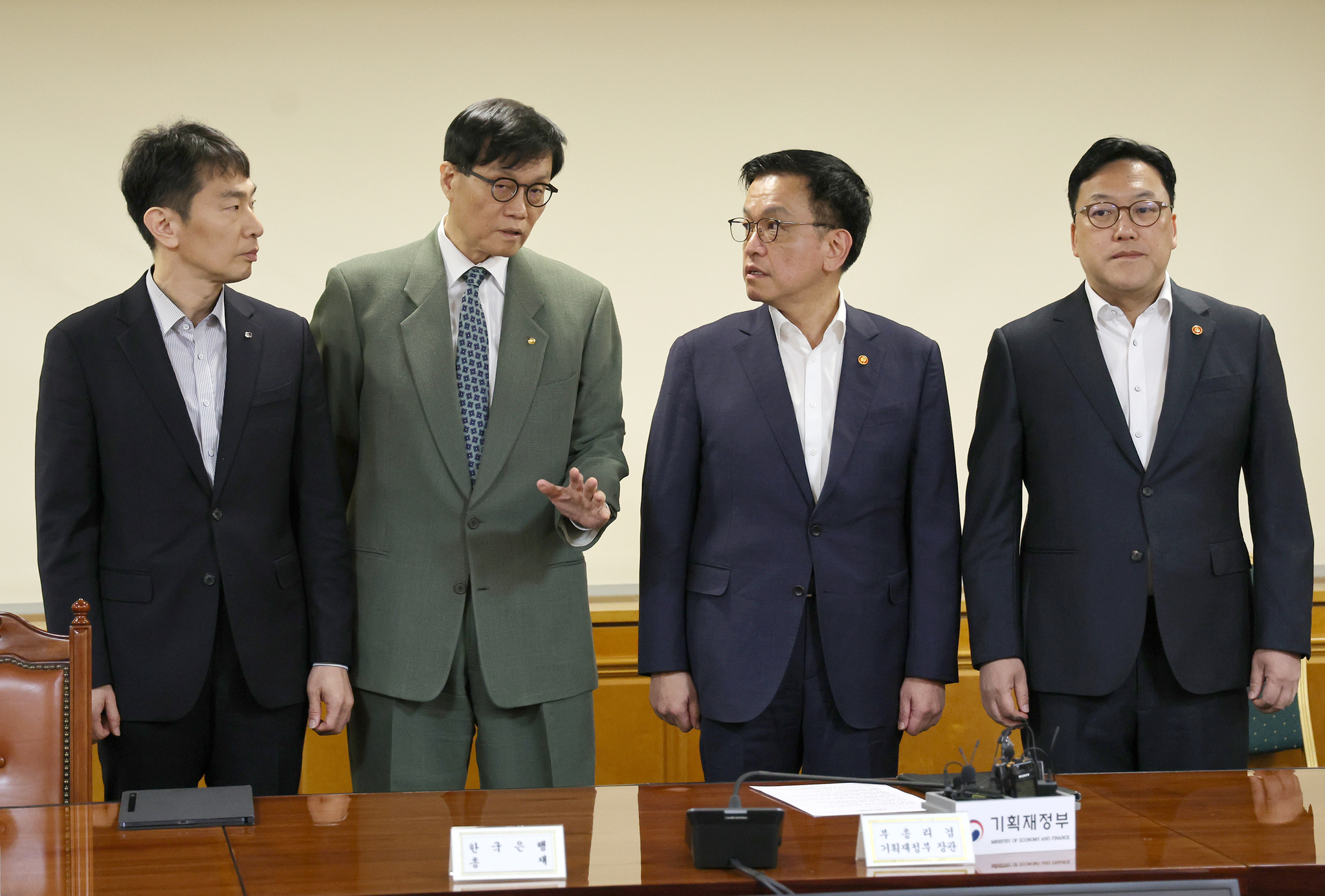 From left: Financial Supervisory Service Gov. Lee Bok-hyun, Bank of Korea Gov. Rhee Chang-yong, former Finance Minister Choi Sang-mok and Financial Services Commission Chairman Kim Byoung-hwan converse during a meeting in Jung District, central Seoul, on April 3. [YONHAP]