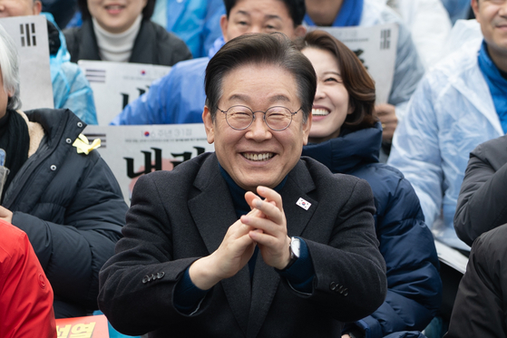 Liberal Democratic Party leader Lee Jae-myung claps at the rally for the impeachment of President Yoon Suk Yeol, held at Jongno District, central Seoul, on March. 1. [NEWS1]