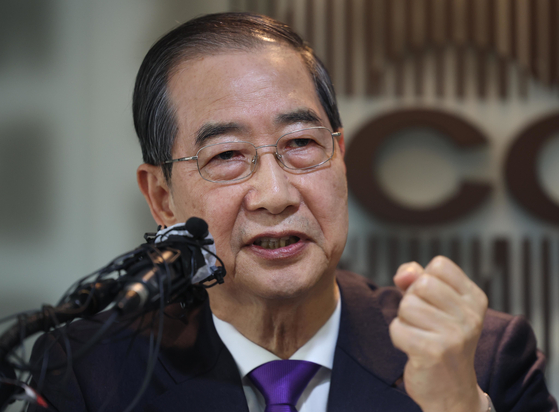 Independent presidential candidate Han Duck-soo speaks during a foreign correspondent press conference at the Korea Press Center in Jung District, central Seoul, on May 7. [NEWS1] 