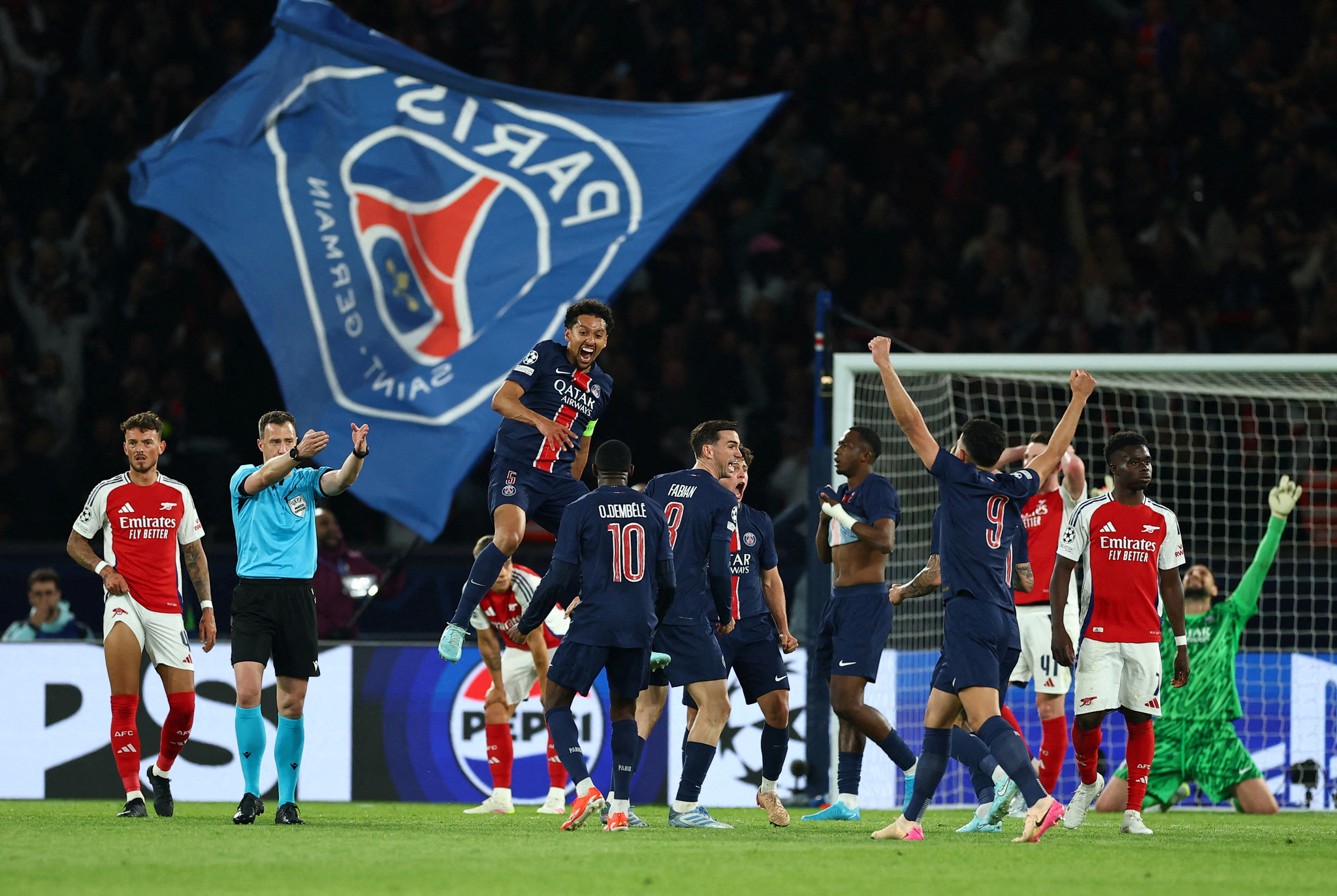Paris Saint-Germain, in navy blue, celebrate after beating Arsenal 2-1 in the second leg of the Champions League semifinals at Parc des Princes in Paris on May 7. [REUTERS/YONHAP] 