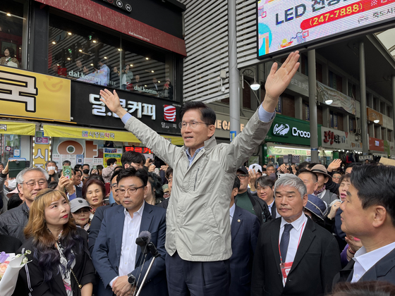 People Power Party presidential candidate Kim Moon-soo greets citizens during a visit to Jukdo Market in Pohang, North Gyeongsang on May 6. [JOONGANG ILBO]