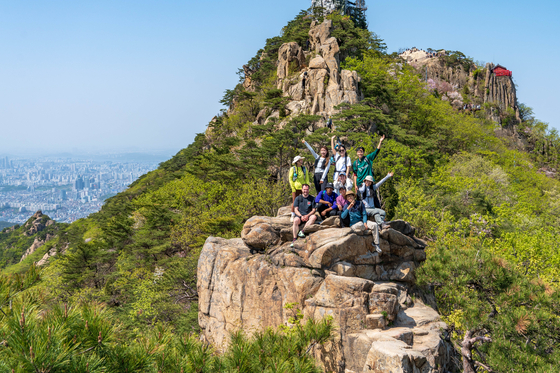 Hikers from around the world pose take a group photo at Mount Gwanak on April 26. [JOONGANG ILBO]