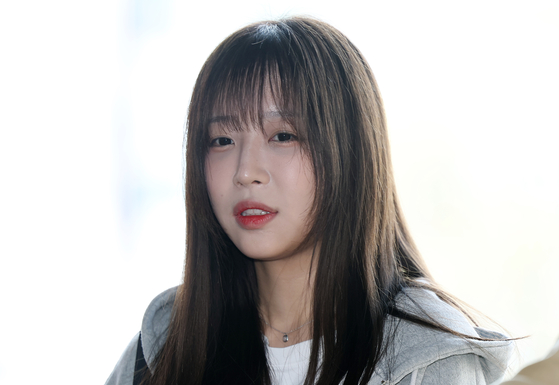 Mukbang YouTuber Tzuyang answers questions from the press in front of the Gangnam Police Precinct in southern Seoul on April 16. [YONHAP]