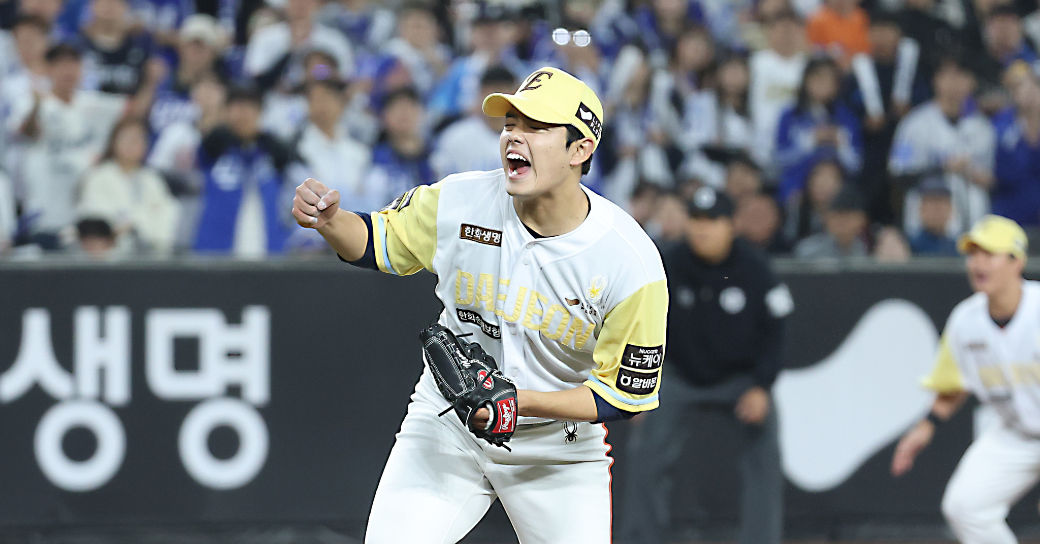 Hanwha Eagles pitcher Moon Dong-ju celebrates during a KBO game against the Samsung Lions at Daejeon Hanwha Life Ballpark in Daejeon on May 7. [NEWS1] 