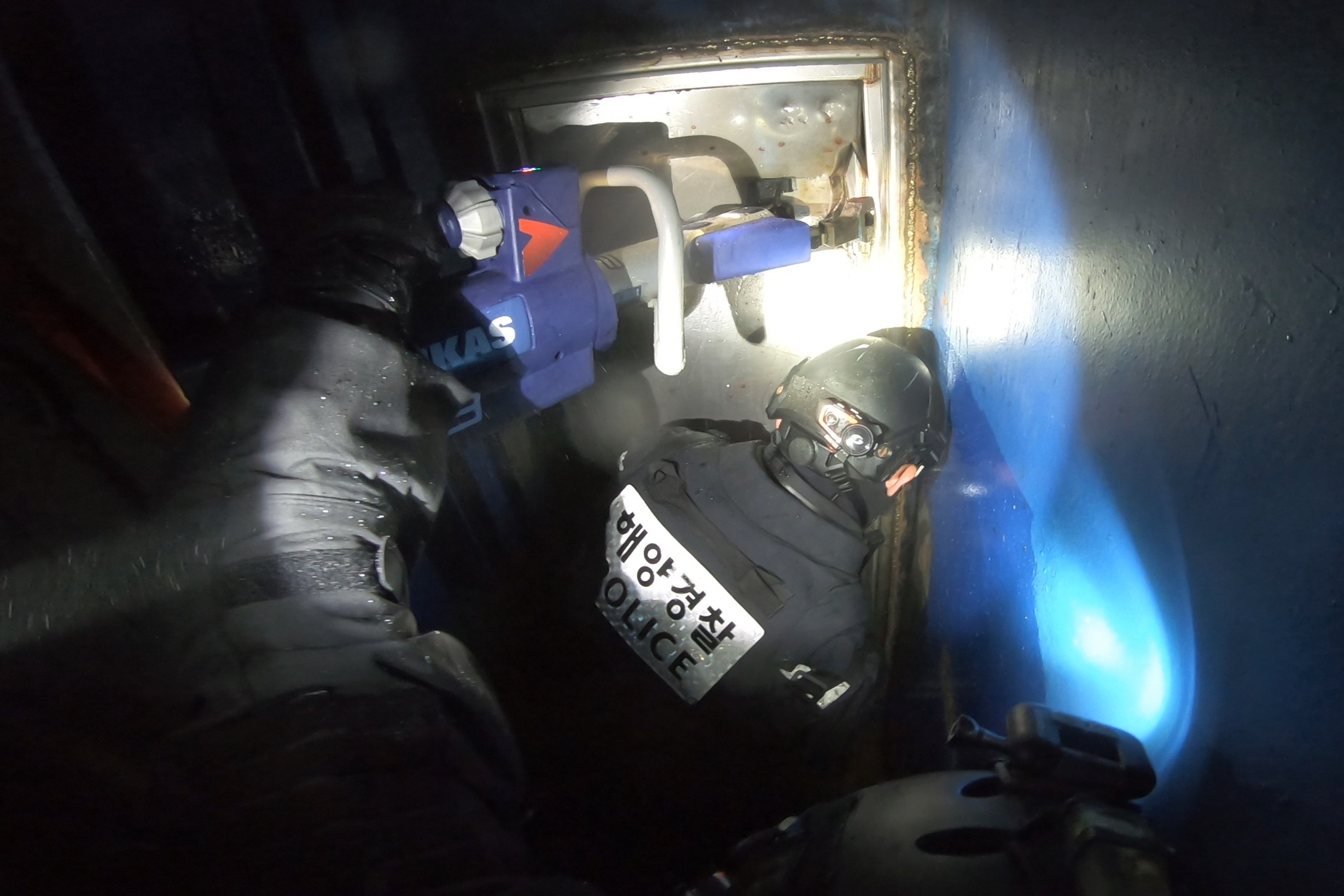 A security unit of the Korea Coast Guard arrests two Chinese fishing vessels on charges of violating the Exclusive Economic Zone Fisheries Act while operating illegally west of Baengnyeong Island in Ongjin County, Incheon, on April 3. [WEST SEA SPECIAL SECURITY UNIT] 