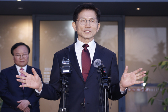 People Power Party (PPP) candidate Kim Moon-soo speaks to reporters in front of a restaurant in central Seoul on May 7. [YONHAP] 