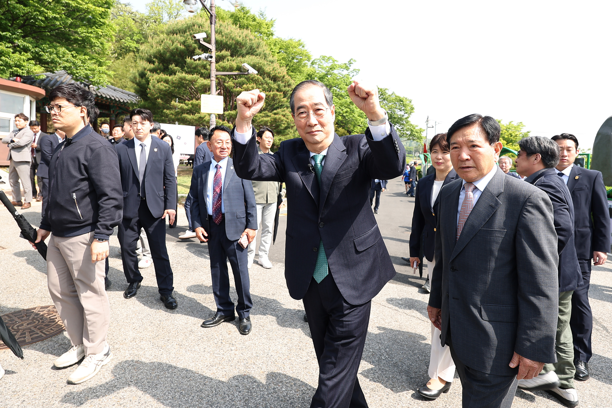 Independent presidential candidate Han Duck-soo, center, visits the birthplace of former President Park Chung Hee in Gumi, North Gyeongsang, on May 8. [NEWS1]