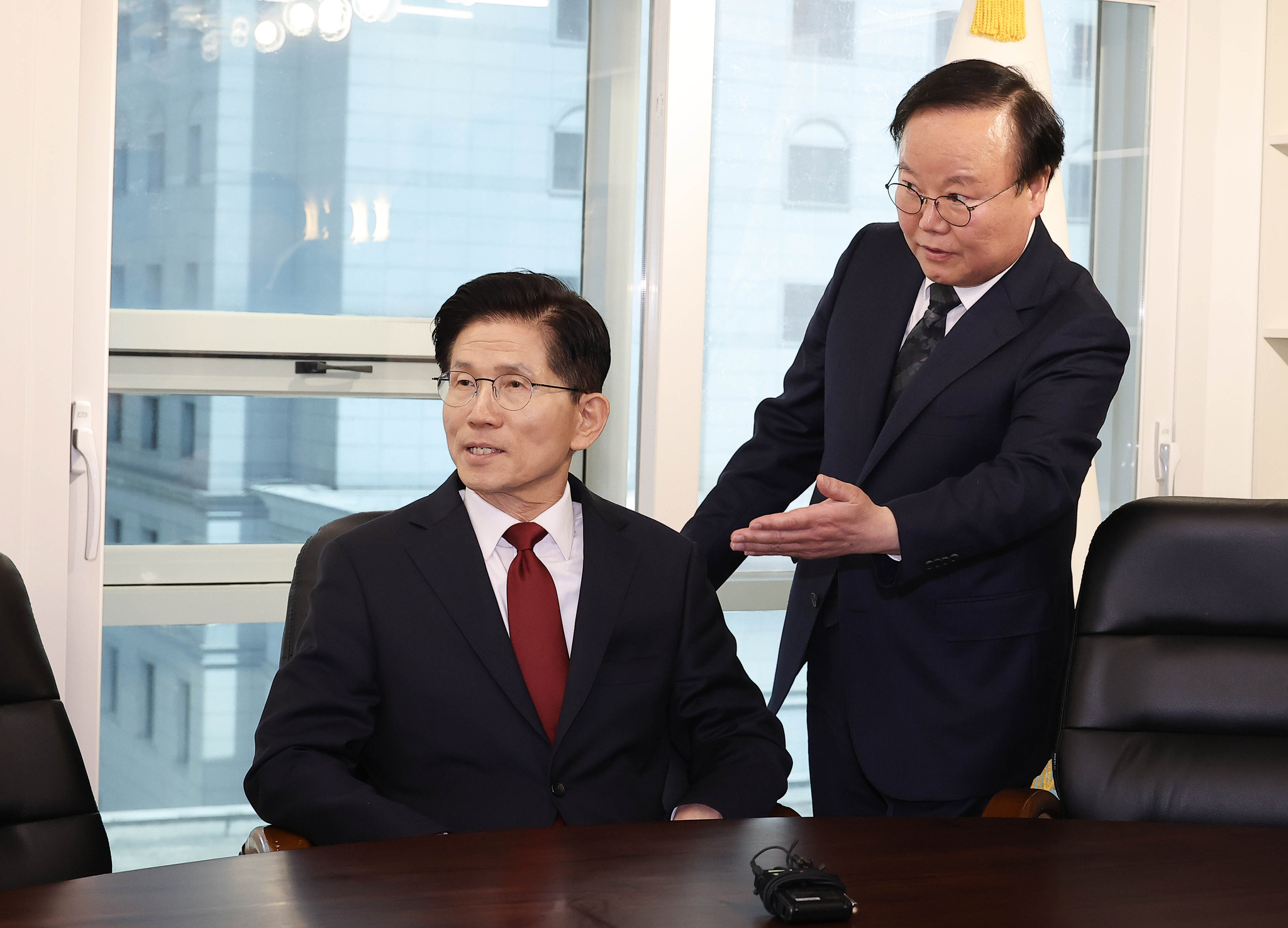 People Power Party presidential candidate Kim Moon-soo, left, tries out his seat at his campaign office in the party’s headquarters in Yeouido, western Seoul, on May 8, guided by chief of staff Kim Jae-won. [JOONGANG ILBO]