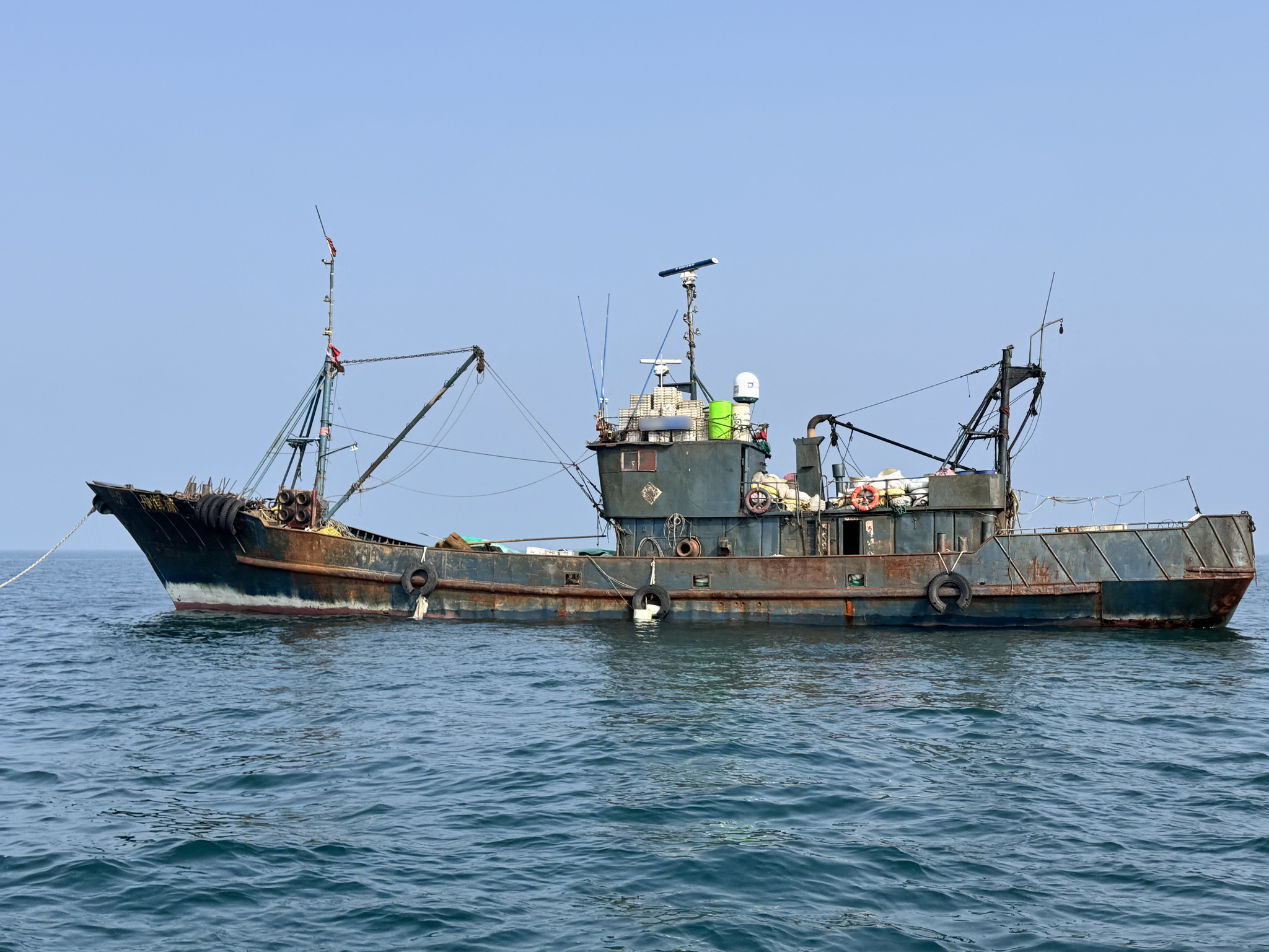A Chinese finishing vessel caught by the Korea Coast Guard about 46 kilometers (25 nautical miles) west of Baengnyeong Island in Ongjin County, Incheon, on April 3. [WEST SEA SPECIAL SECURITY UNIT] 