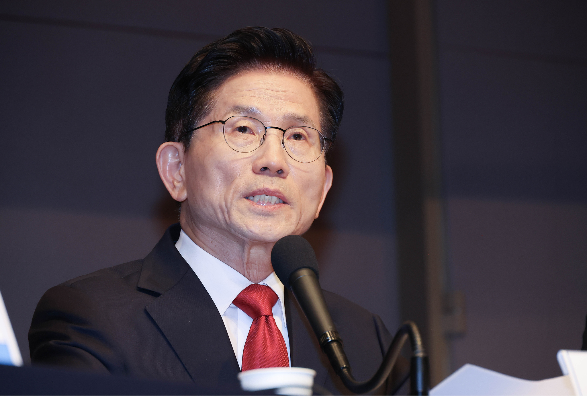 People Power Party presidential candidate Kim Moon-soo delivers a keynote speech at the Press Center in Jung District, central Seoul, on the morning of May 8. [JOONGANG ILBO]