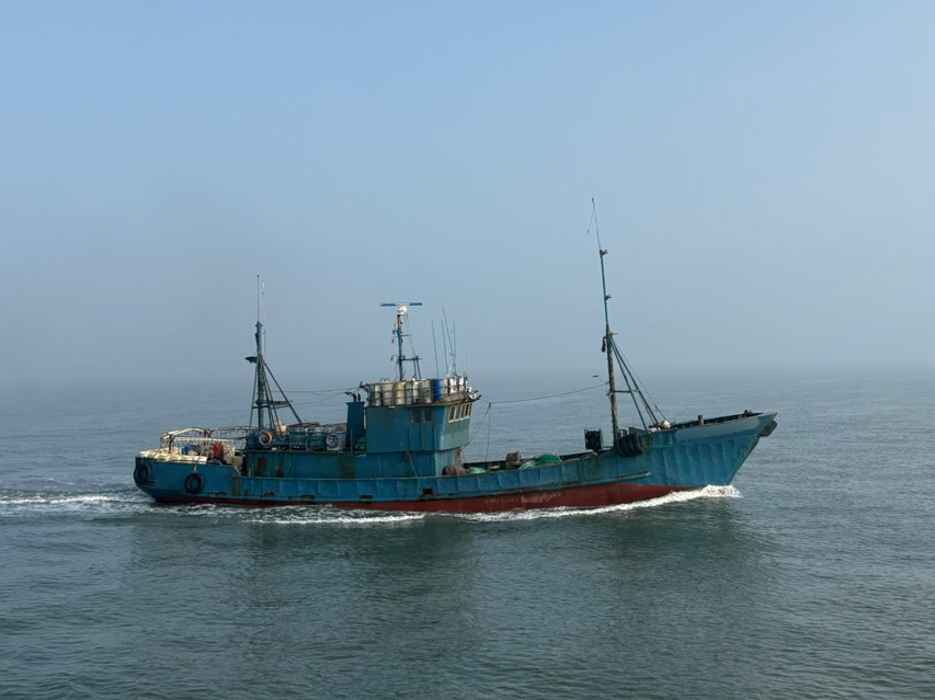 A Chinese finishing vessel caught by the Korea Coast Guard west of Baengnyeong Island in Ongjin County, Incheon, on April 3. [WEST SEA SPECIAL SECURITY UNIT]