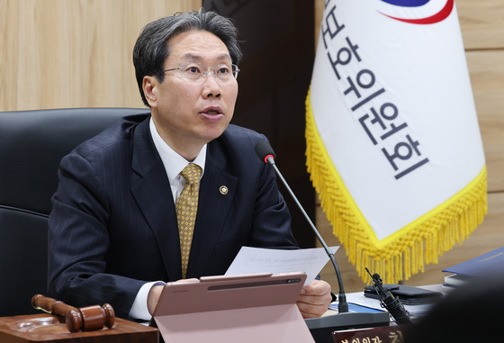 Personal Information Protection Commission Vice Chairperson Choi Jang-hyuk speaks at a meeting at the government complex in Jongno District, central Seoul on April 23. [NEWS1]