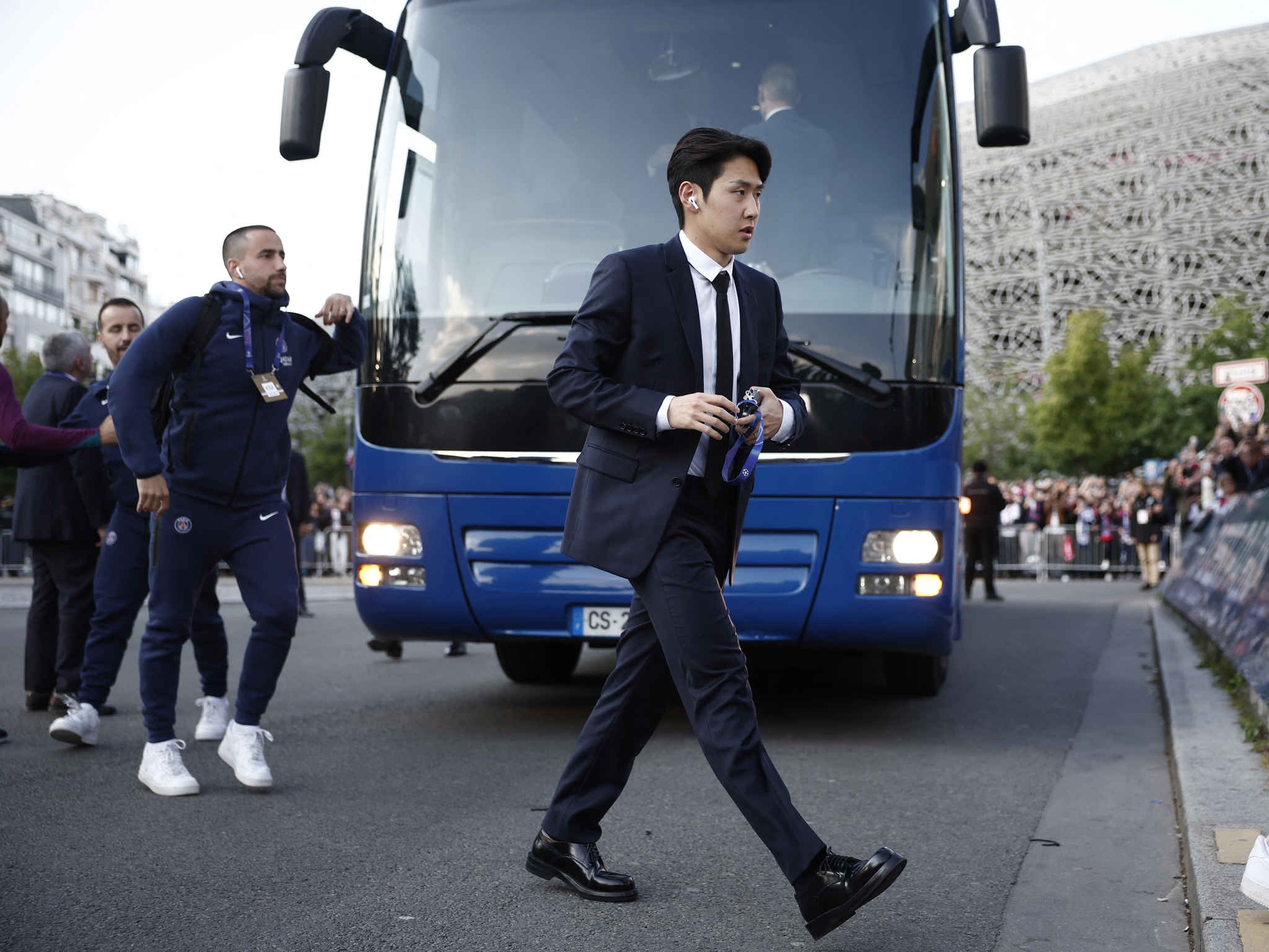 Paris Saint-Germain midfielder Lee Kang-in arrives at Parc des Princes in Paris ahead of the second leg of the Champions League semifinals against Arsenal on May 7. [REUTERS/YONHAP] 