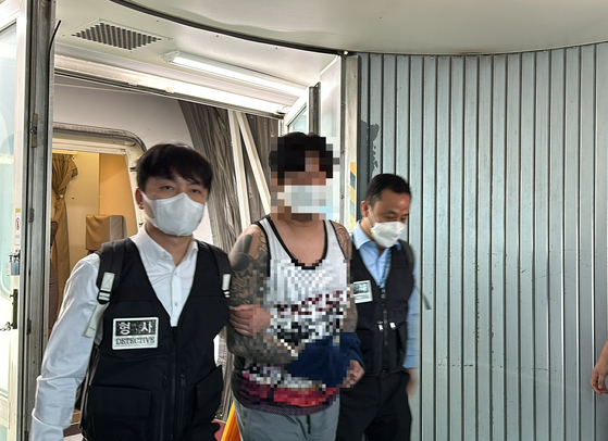 A photo released by police on May 9 shows a member of an investment chatroom scam being apprehended. Based in Thailand, the group posed as a Korean brokerage firm and lured investors by falsely claiming they could provide institutional dividend stocks at discounted prices. [SEOUL METROPOLITAN POLICE AGENCY]