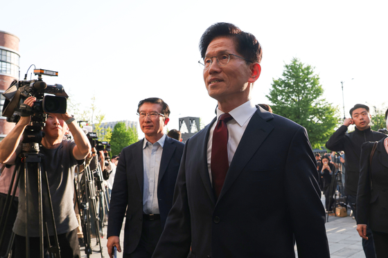 Kim Moon-soo, presidential candidate of the People Power Party, walks to a restaurant in Seoul on May 7, to discuss with former Prime Minister Han Duck-soo, an independent preliminary presidential candidate, a possible unification of their candidacies ahead of the June 3 presidential election. [JOINT PRESS CORPS] 