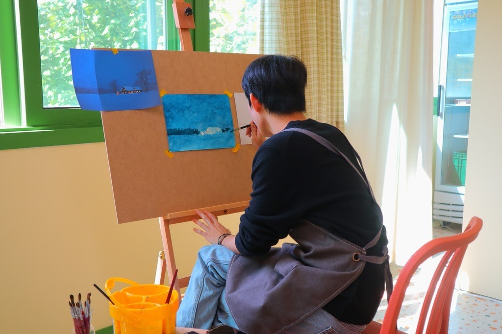 A particiapant of the dopamine detox meetup "Blank Space" works on his painting. [SEOL HAK-YEONG]