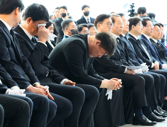 Victims' representative Park Han-shin sheds tears at the joint memorial ceremony held for the victims of the Jeju Air crash at Muan International Airpot on Jan. 18. [JOINT PRESS CORPS]