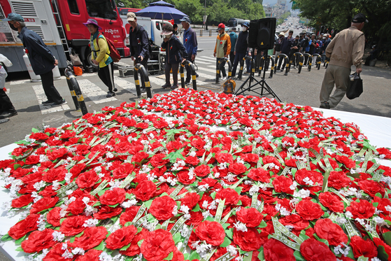 A free meal service center in Daegu prepares 1,000 carnations for the elderly on May 8. [NEWS1]